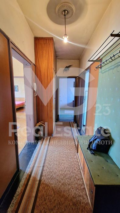 Тристаен с четири отделни помещения до Общината в Кючук Париж!