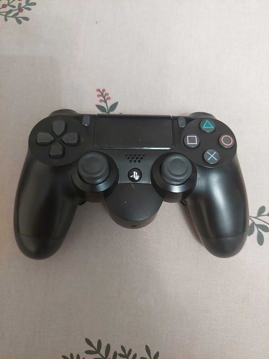 PlayStation 4 Slim 1TB в много добро състояние + 3 игри комплект