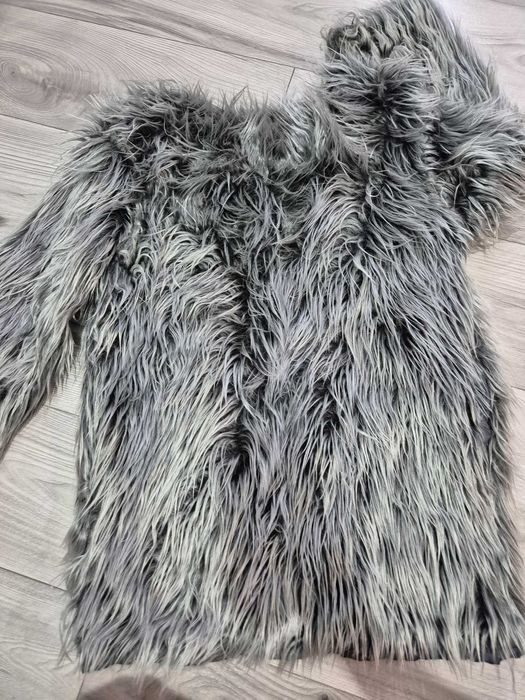 Aceasta este o jachetă din blană artificială gri