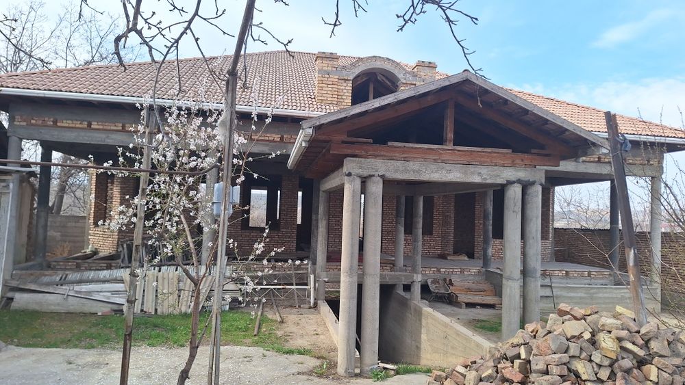 Уй сотилади 21 сотих сой буйида