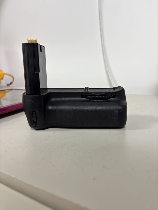 Grip Nikon MB-D80 ( pt Nikon d80,D90)