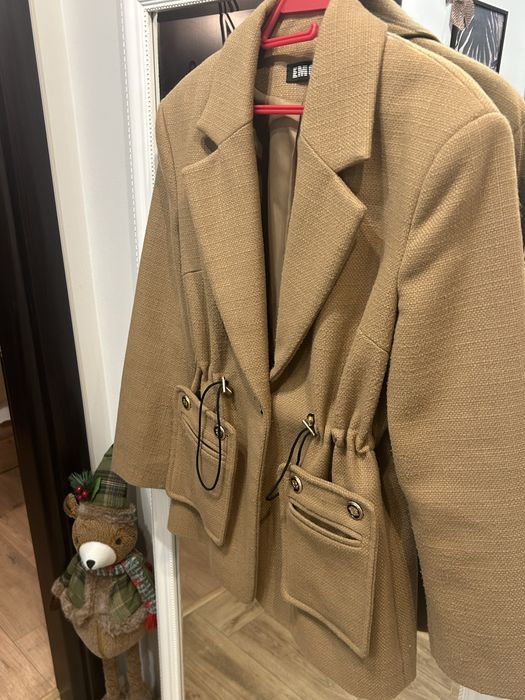 Късо кафяво палто