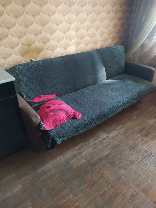 Стенка,кресла, письменный стол, обеденный стол со стульями,дмван