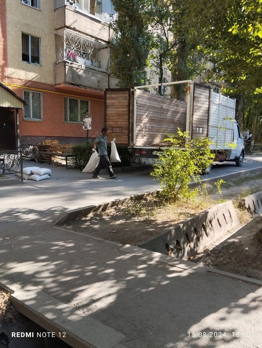 Разнарабочие, грузщики.