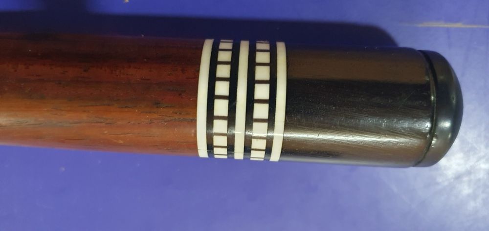 Бильярдный кии с красного дерево