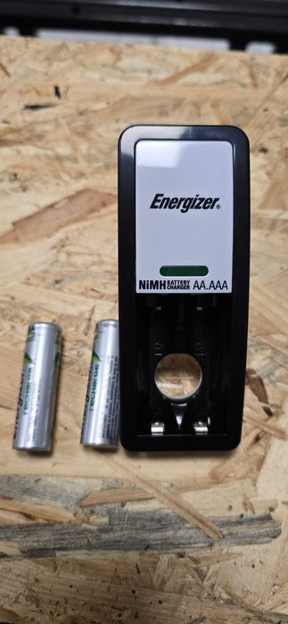Incarcator cu 2 acumulatori AA Energizer