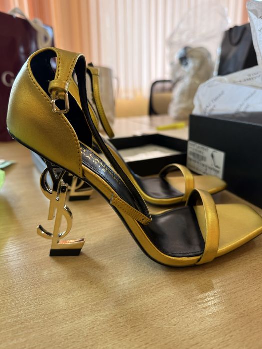 Yves Saint Laurent обувки с ток чисто нови