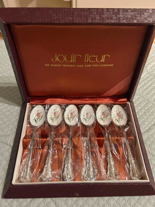 Посребрени лъжички с порцелан