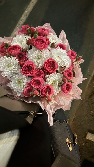 Кашпо с кустовыми розами