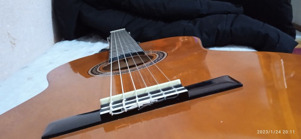 Gitara sotiladi. Eng arzon gitara bu valencia .Valensiya gitara sotila