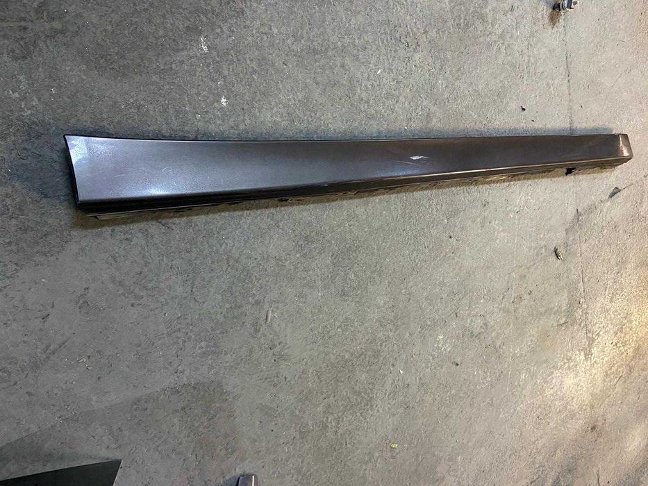 Ornament prag plastic stanga dreapta BMW F30 F31 rosu A75 / gri A17