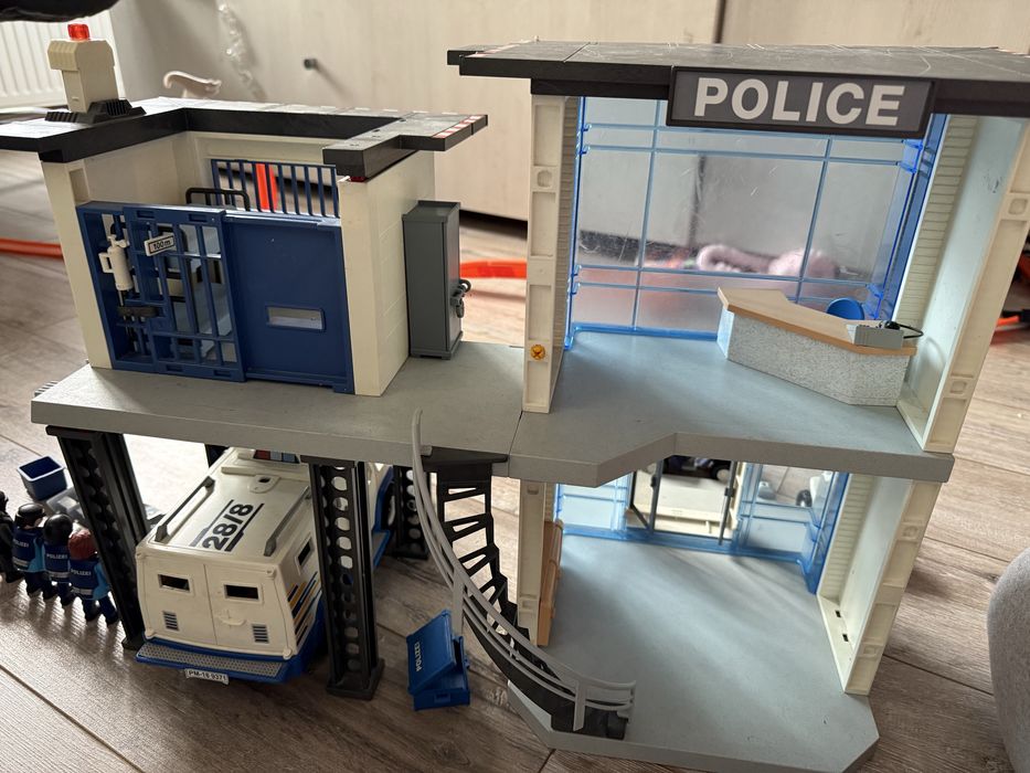 Playmobil sediu de politie+ inchisoare+ oameni