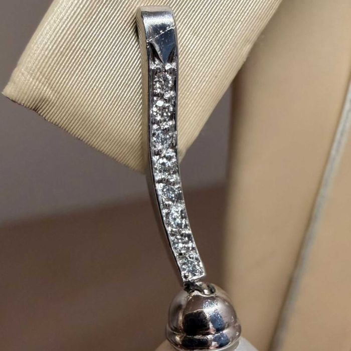 Pereche de cercei din aur alb, decorată cu perle Akoya și diamante