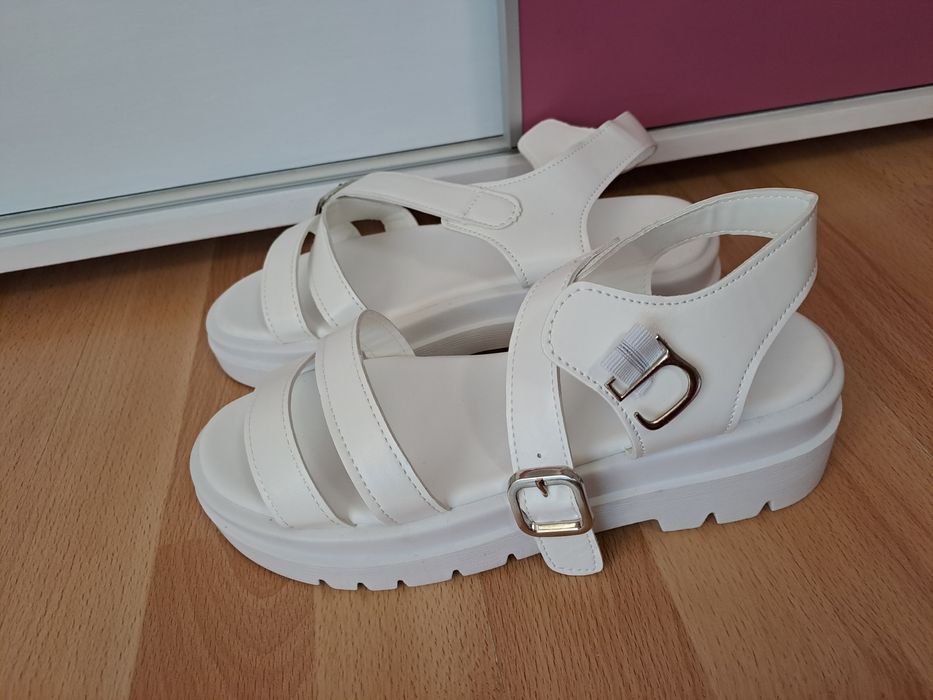 Vând diferite modele de papuci