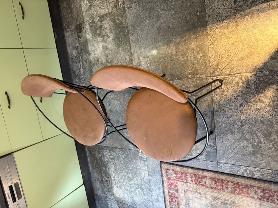 două scaune frumoase de designer