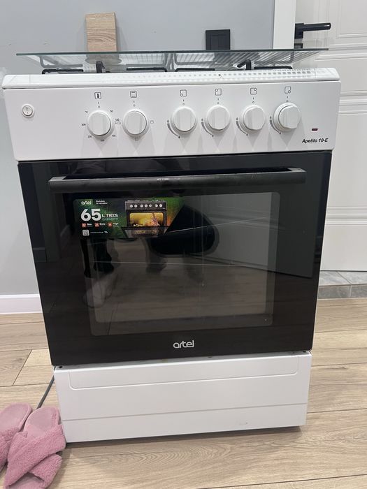 Продам газ плиту artel