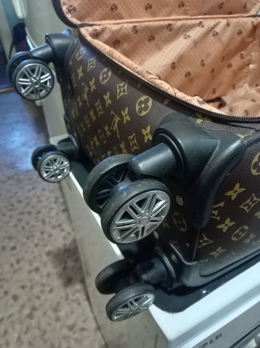 Продам чемодан недорого