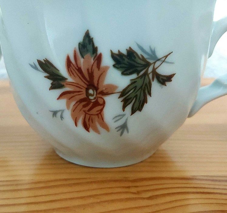 Рядки ретро порцеланови чаши за кафе, произведени в България