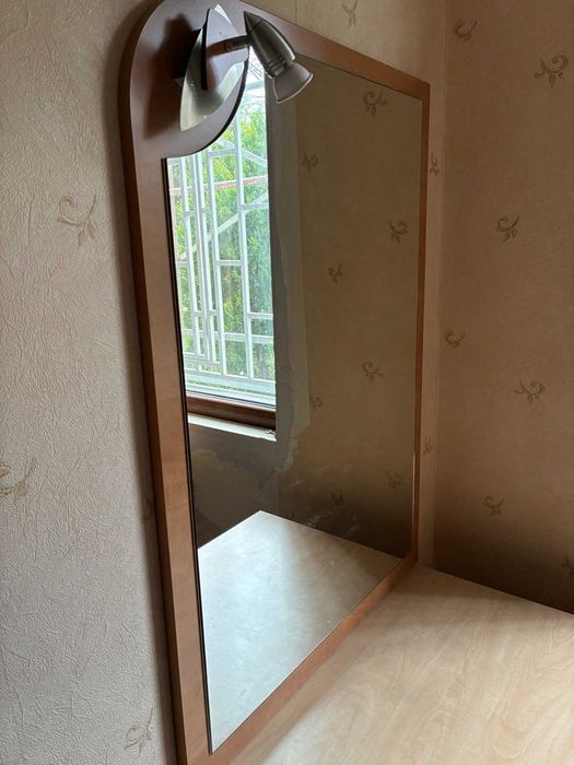 Ъглов шкаф с огледало и осветление