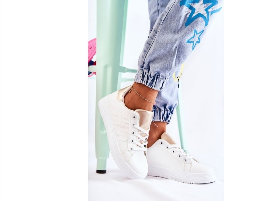 Нови дамски, бели сникърси, 38 номер по етикет, но отговарят на 37