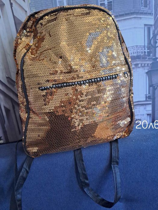 Дамска раница със златни паяти и кожени черни дръжки