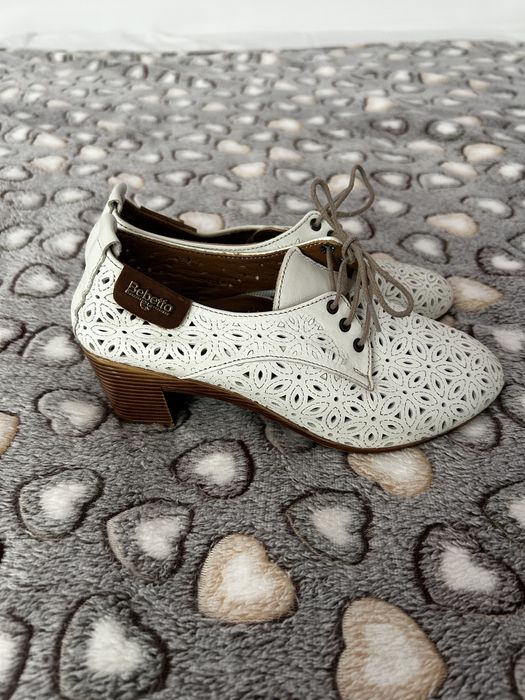 Бели дамски обувки от естествена кожа с дантелен ефект, номер 35