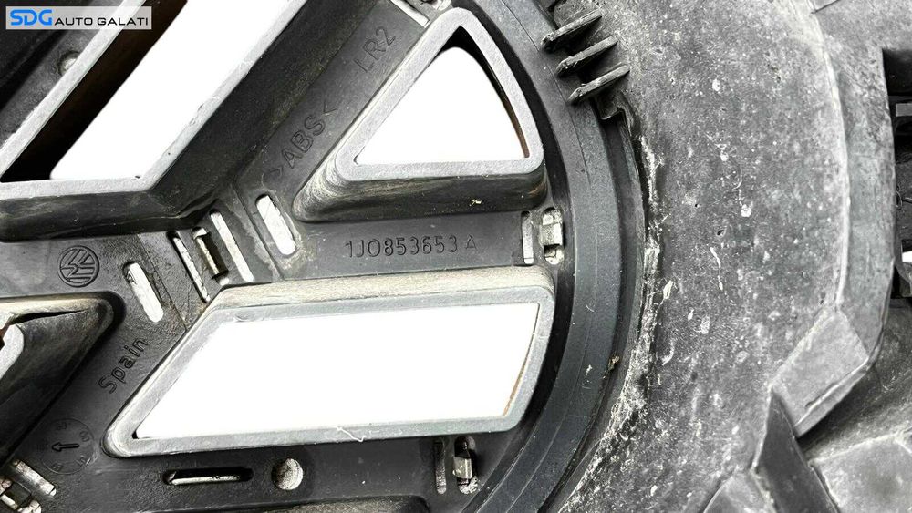 Grila Centrala cu Emblema Sigla de pe Bara Spoiler Fata Volkswagen Golf 4 1998 - 2005 Cod 1J0853655D 1J0853651F 1J0853653A [L5329]