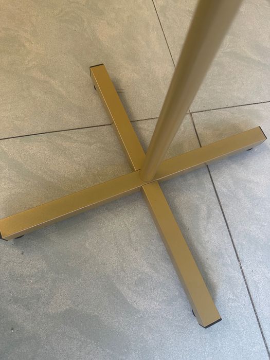 Закачалка в златист цвят