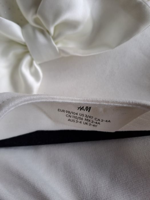 Детска рокля в бяло H&M размер 98-104 , 3 год.