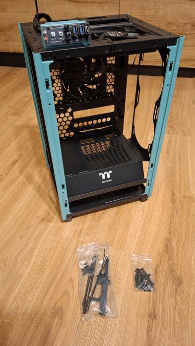 Carcasa Pc THERMALTAKE The Tower 200 turcoaz m-ATX