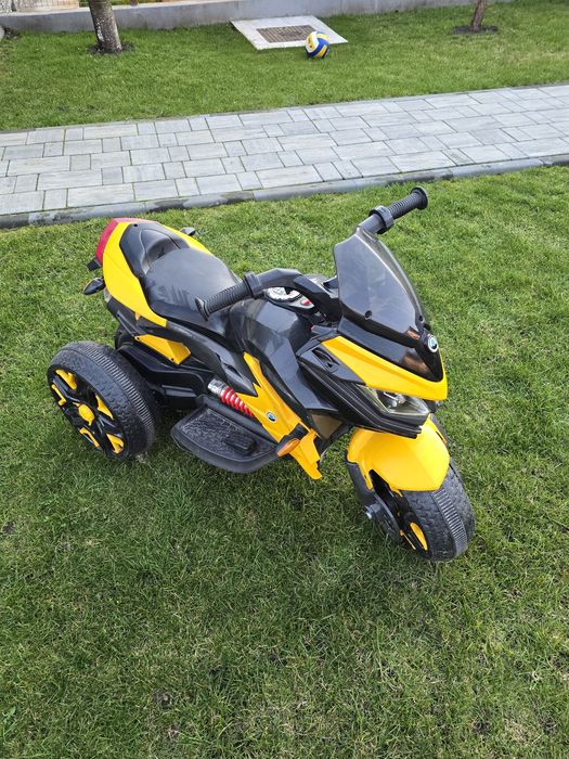 Motocicleta electrica pentru copii, doua motoare, acumulator 12V, cu muzica si lumini, 8008 galben