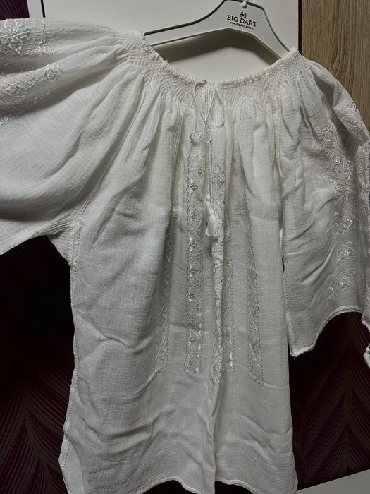 Ie tradițională cusută manual