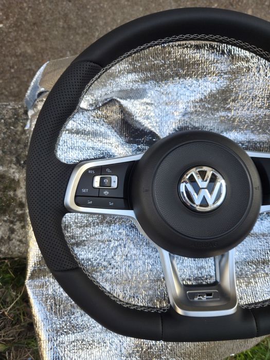 Спортен кожен мултифункционален волан с пера R-Line VW Golf 7 Mk7 Mk7.5 Arteon Passat B8 Tiguan T-Roc T-Cross Touareg