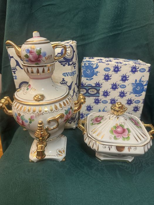 Порцеланов самовар и захарница Гжел