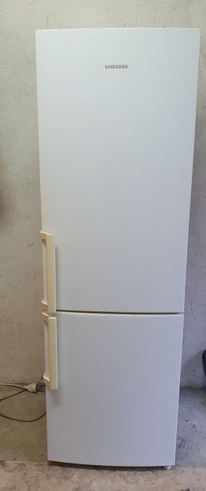 Комбиниран хладилник с фризер Samsung RL39THCSW

Размери: 186/60/60