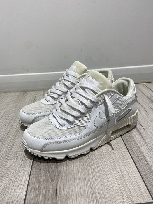 Продается кросовки  Air max 90 в отличном состояний……………………………………………..