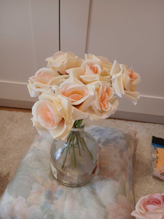 buchet de trandafiri si alte flori artificiale