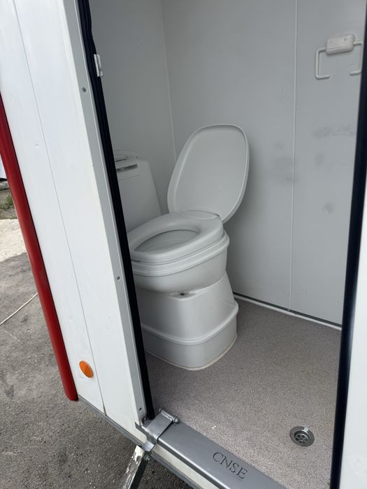 Remorcă de locuit complet echipată cu baie, duș, toaletă și bucătărie