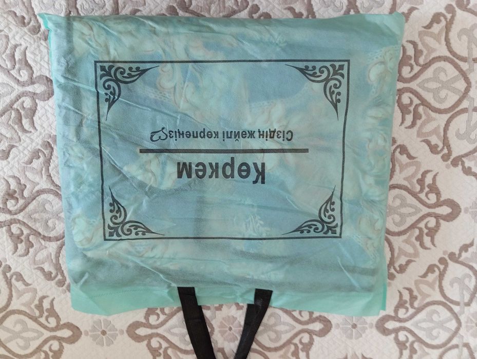 Продам покрывало голубое с узором.