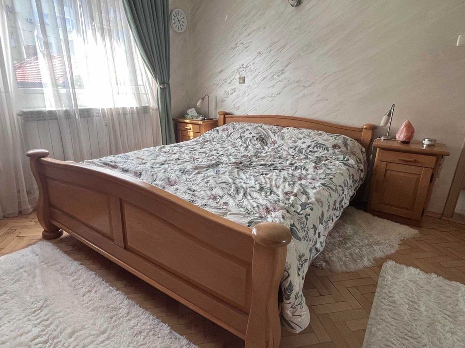Масивна спалня с матрак и две нощни шкафчета 160×200 – автентичен класически стил, изключителна изработка