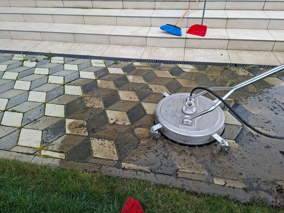 Oferim servicii de curatat pavaje cu masini de curatat sub presiune de apa
