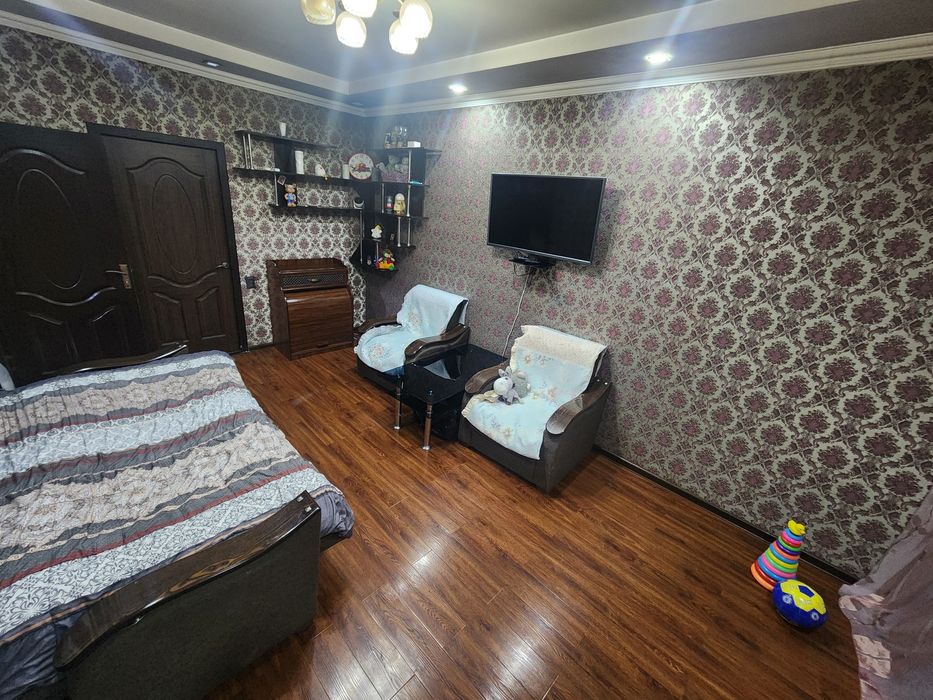 Срочно. Продаётся квартира. Двухкомнатная. Переделанная в трех. 1 этаж