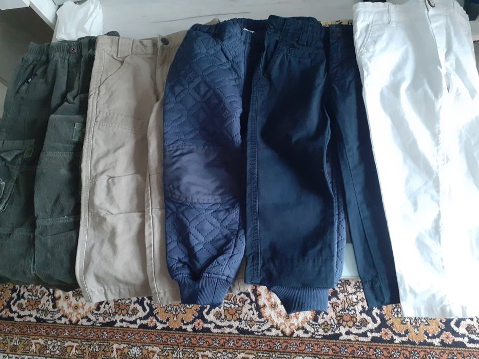 Pantaloni de vanzare