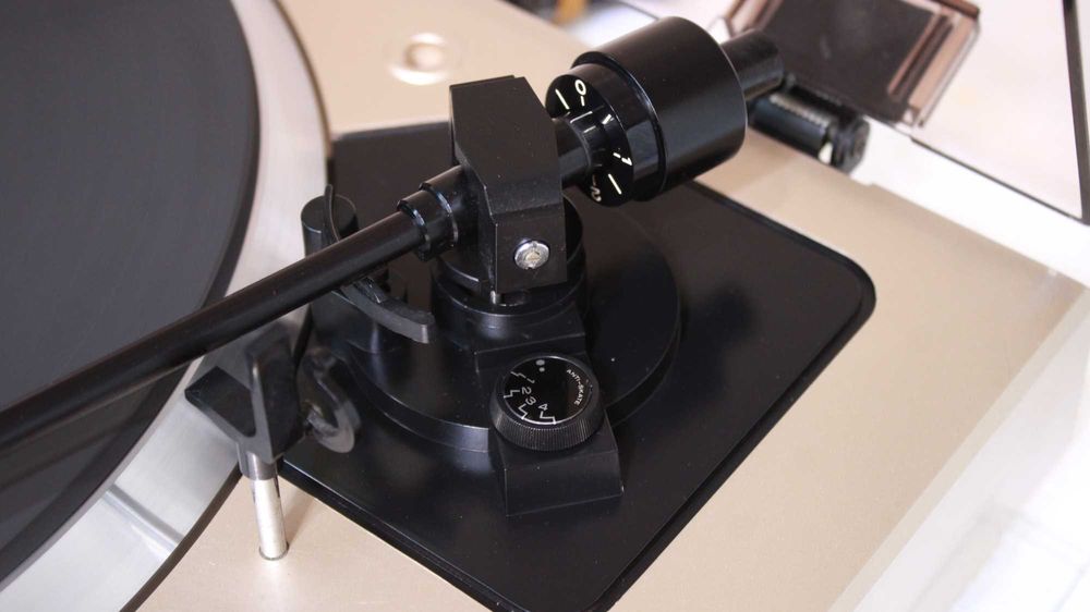 Pick up Marantz TT 2000.
Pick up Marantz TT2000(Shure).