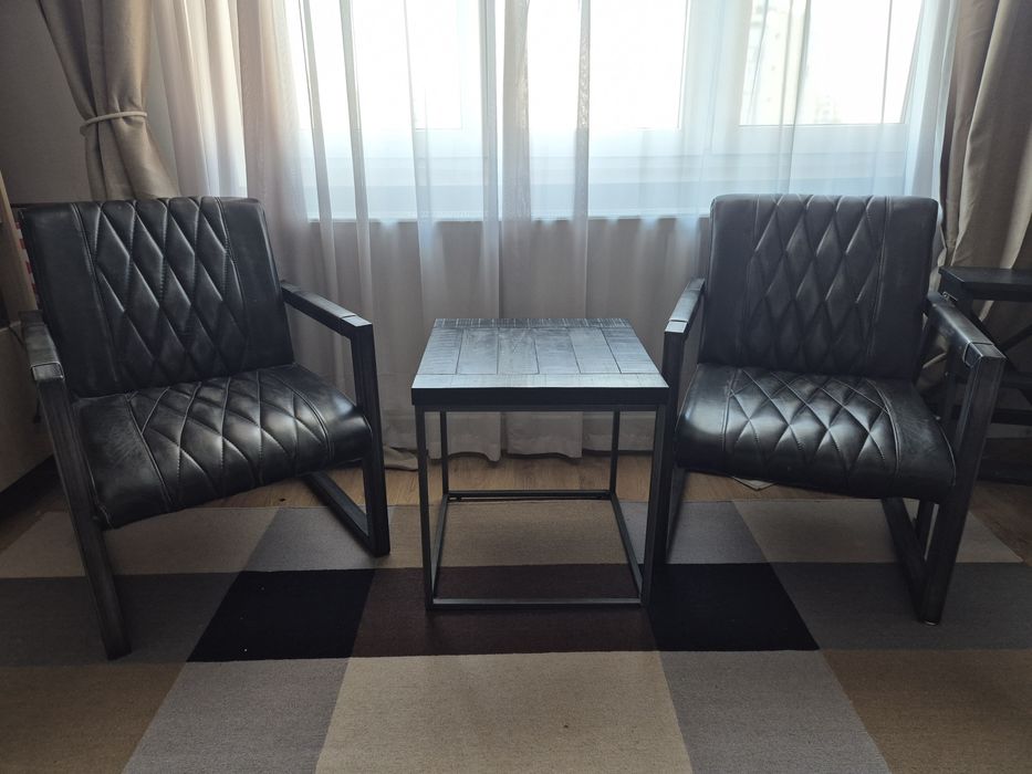 Set fotolii din piele  si masuta