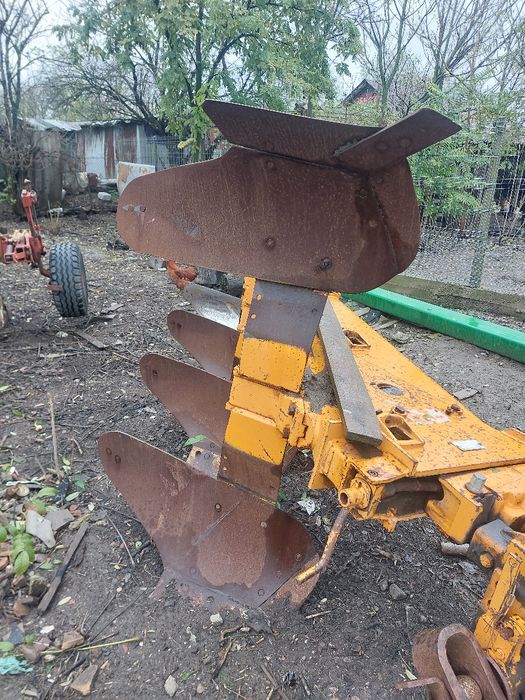 Vând plug 4brazde.disc greu 4m în v și scarificator gaspardo