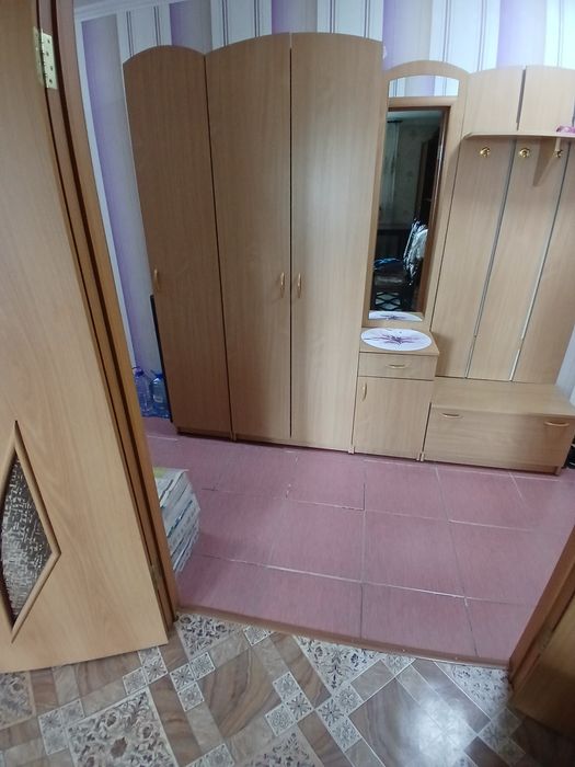 Стенка -горка и прихожая мебель