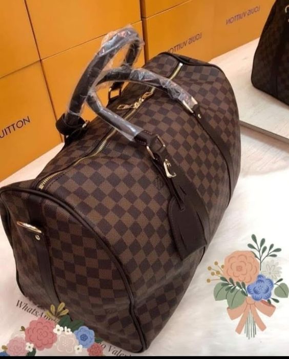 Geanta voiaj, model unisex, feronerie metalica inscriptionata, saculet