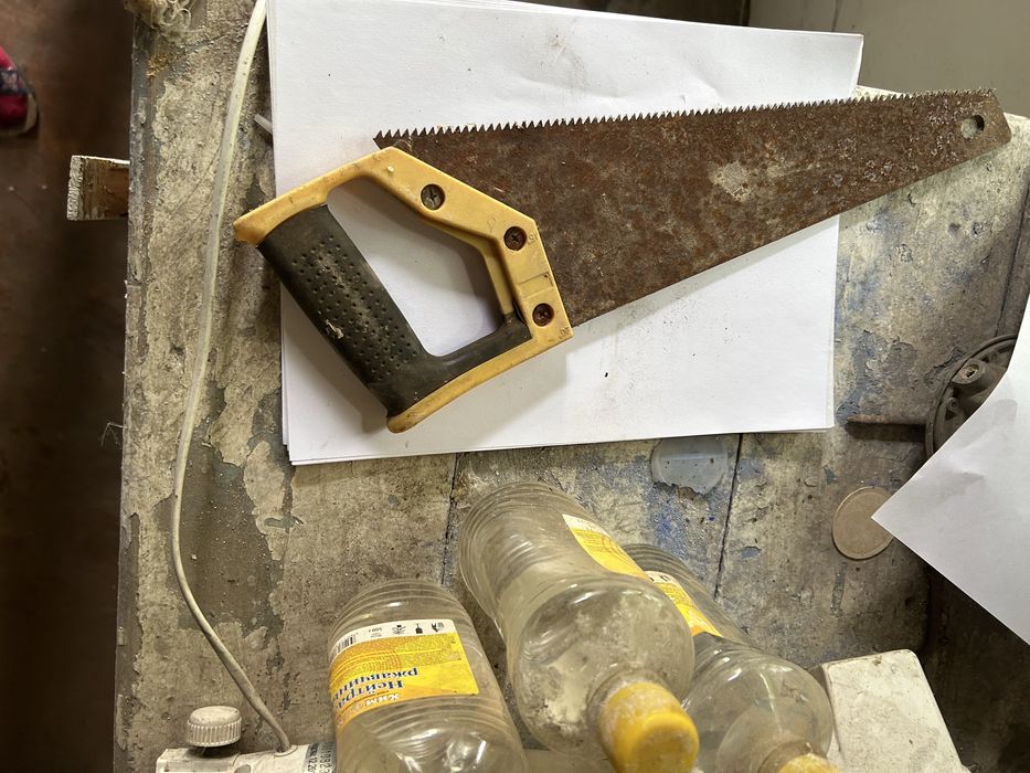 Пила ручная . Маленький 2000 тг большой 4000тг