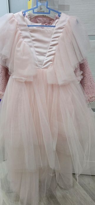 Продам нарядные платья для девочек